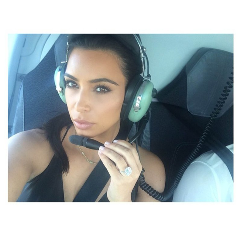 Kim Kardashian testar på helikopterlivet. Kim Kardashian testar på helikopterlivet.